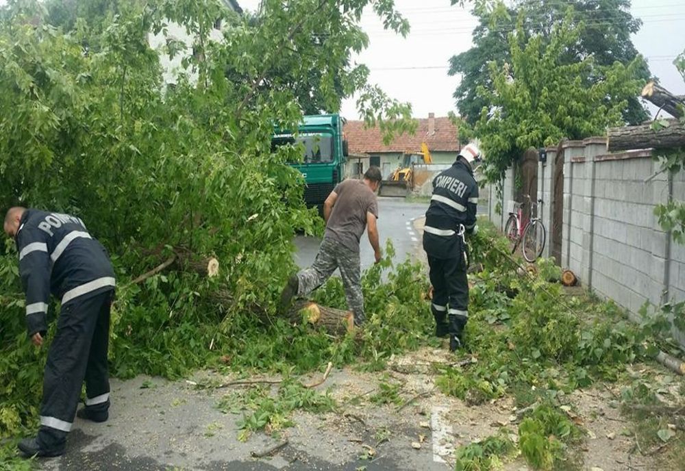 Cod roșu de furtuni. Vijeliile au făcut prăpăd în țară - VIDEO
