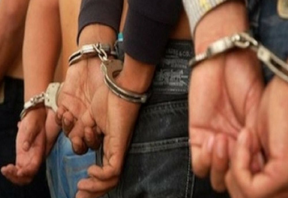 Au încercat să fure un lănțișor și s-au ales cu o brățară de la polițiști