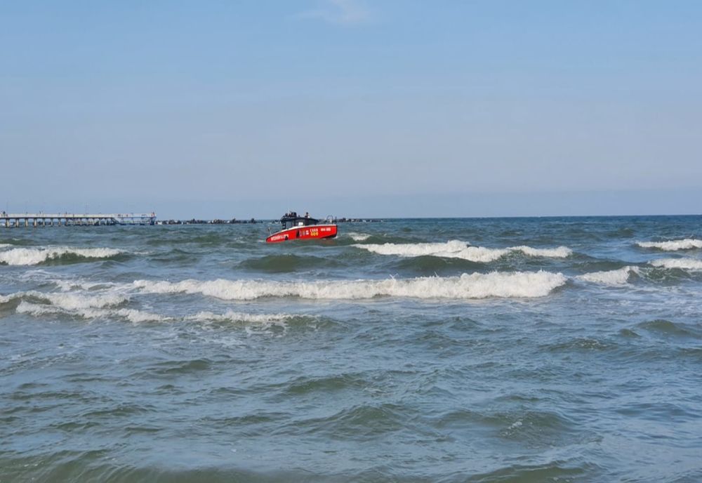 Alertă la Costinești! Turiștu căutați în mare