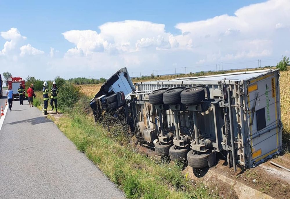 FOTO Alertă pe Autostrada Soarelui. TIR încărcat cu îngrășământ bio, răsturnat