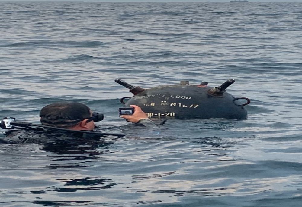FOTO VIDEO Mină detonată de scafandrii în Marea Neagră, în apropiere de Eforie