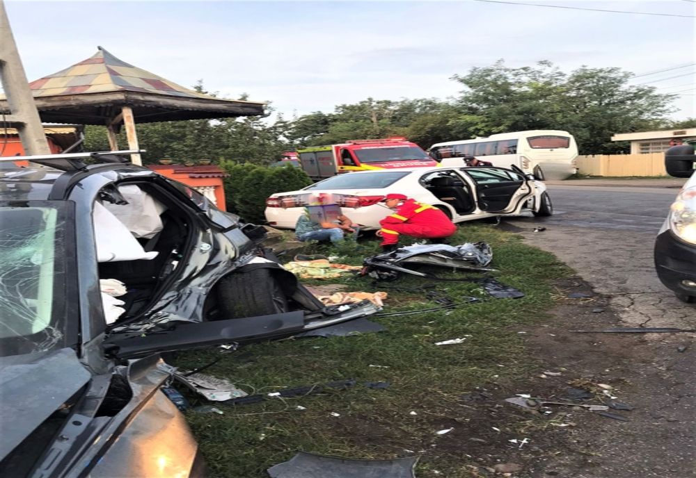 FOTO Accident teribil: un mort și cinci raniti grav, printre care trei copii
