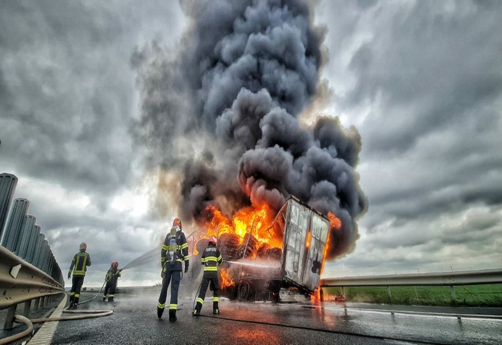 Incendiu puternic, trafic deviat: Un tir încărcat cu mase plastice a luat foc pe autostrada A1 Deva - Nădlac