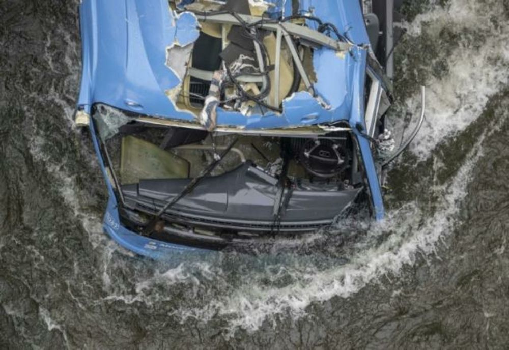 Cinci oameni au murit în Spania după ce un autocar a căzut într-un râu