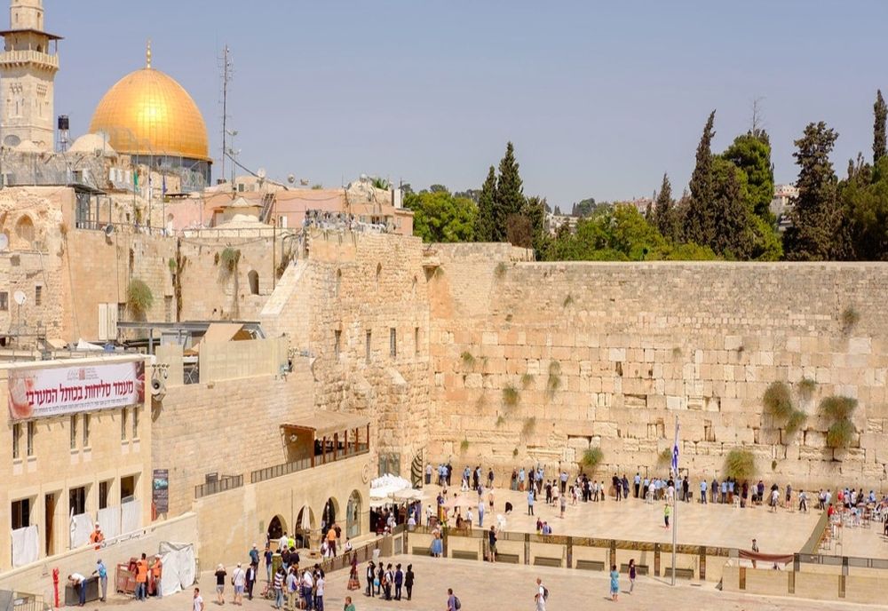 Românii pot lăsa rugăciuni pentru Zidul Plângerii din Israel, la Târgul de Turism din București