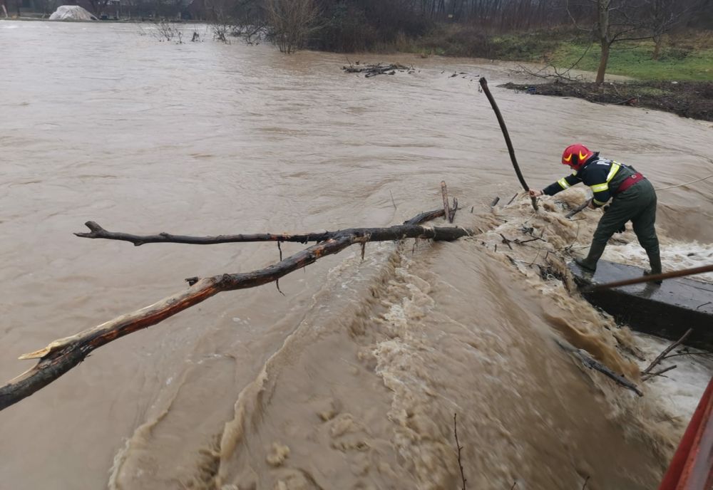 Cod portocaliu de inundaţii pe râuri din 9 judeţe, până luni seara