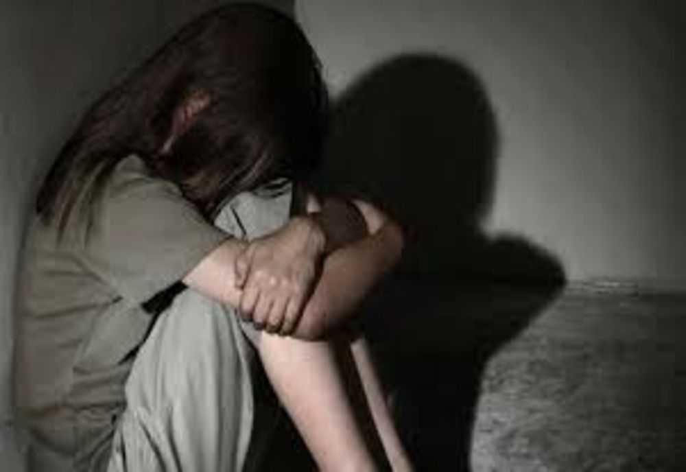 O fată de 12 ani din Călăraşi, exploatată sexual la Paris. Părinții primeau bani de la un francez