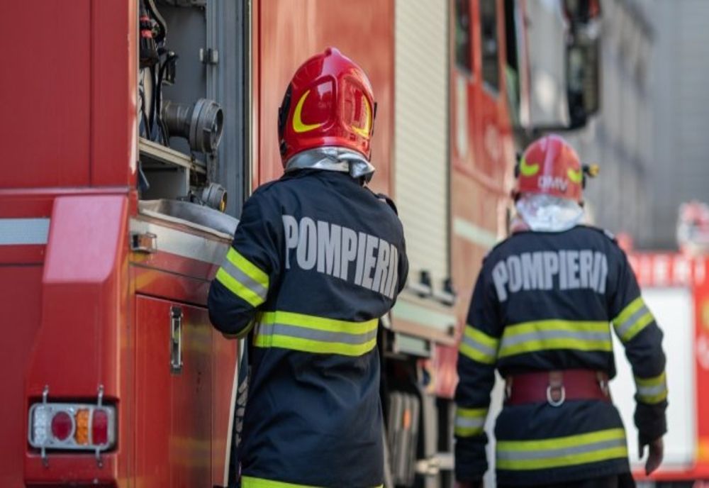 Recomandări ale pompierilor călărășeni de Florii şi Paştele Catolic: Nu adormiţi cu lumânările aprinse
