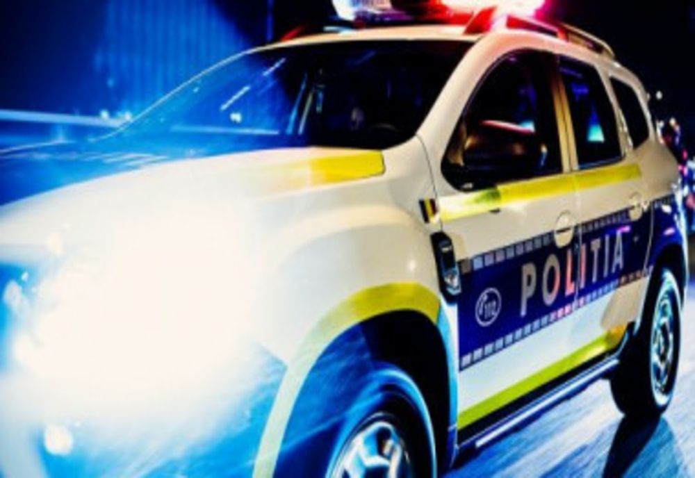 I-a explodat anvelopa și a ajuns cu mașina într-un stâlp