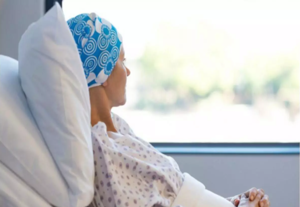 O femeie bolnavă de cancer a câștigat în instanță dreptul la tratament gratuit