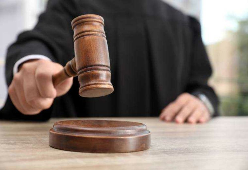 A BĂTUT CRUNT UN OM CARE I-A ZIS SĂ NU MEARGĂ CU TROTINETA PE TROTUAR. INSTANȚA, BLÂNDĂ PENTRU CĂ ESTE „BUN CREȘTIN”