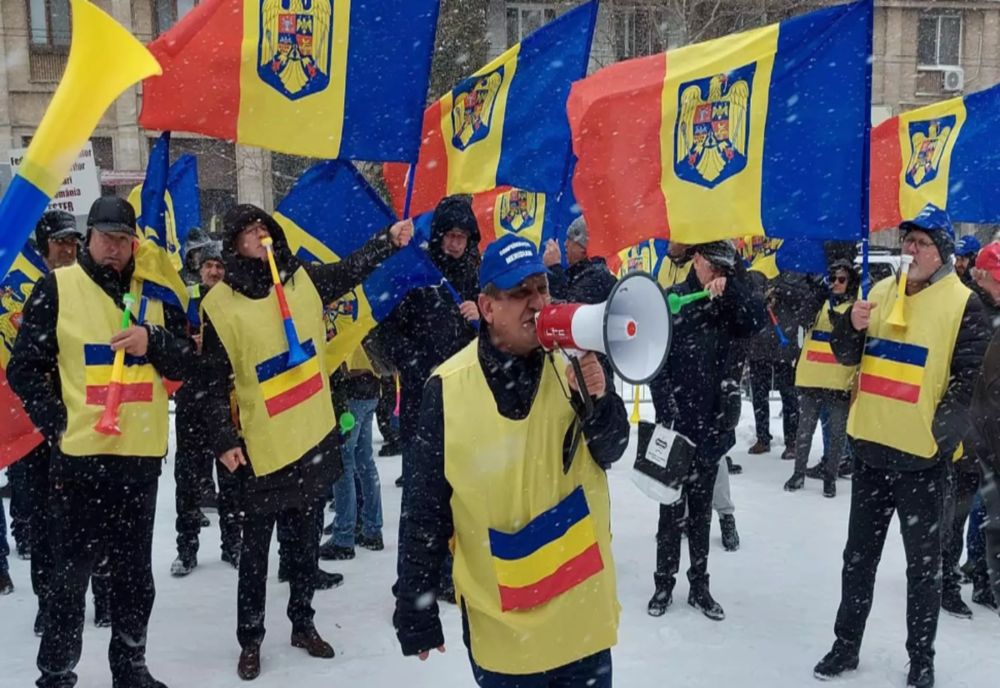 CEFERIȘTII PROTESTEAZĂ ÎN FAȚA MINISTERULUI TRANSPORTURILOR