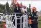 Supărat ca l-a părăsit soția, un bărbat s-a suit pe un stâlp publicitar și a amenințat că se aruncă