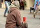 Un barbat s-a deghizat in femeie si si-a „amputat” mana pentru a castiga mai multi bani la cersit