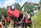 Tânăr transportat la spital, după ce s-a răsturnat cu maşina peste gardul unei case