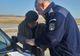 Un portofel cu 840 de lei în el, returnat bătrânului care-l pierduse de un jandarm