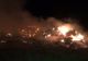 Incendiu violent în  Axintele. Pompieri din două județe se luptă cu flăcările