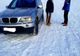 Doi bărbaţi, tată şi fiu, prinși cu SUV-urile pe pârtia de schi