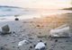 Alertă pe litoral! Zeci de tone de deșeuri aruncate de turiști pe plajă și în apa mării